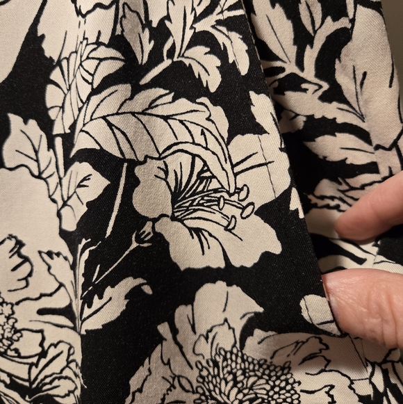 Old Navy Black and White Floral High Waist Shorts - Picture 4 of 6